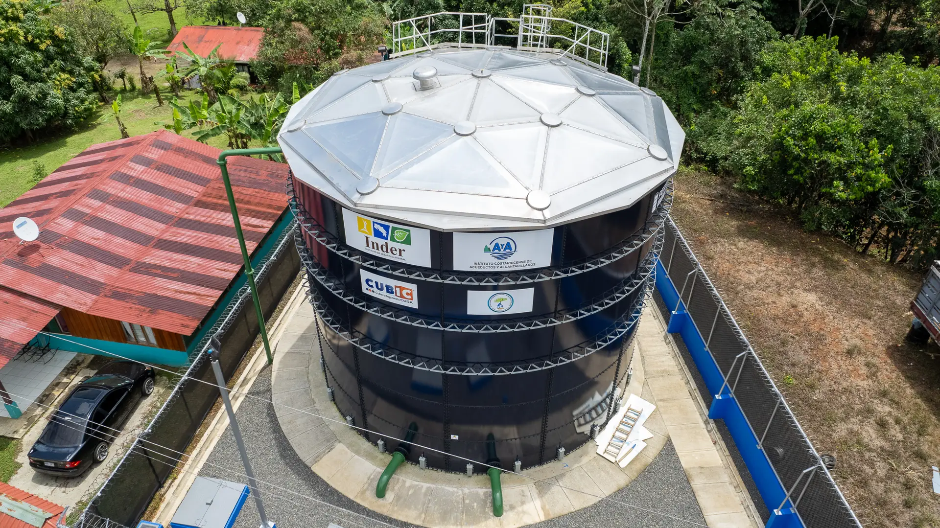 Tanque de acero vitrificado para almacenamiento de agua, ideal para soluciones industriales y comerciales.