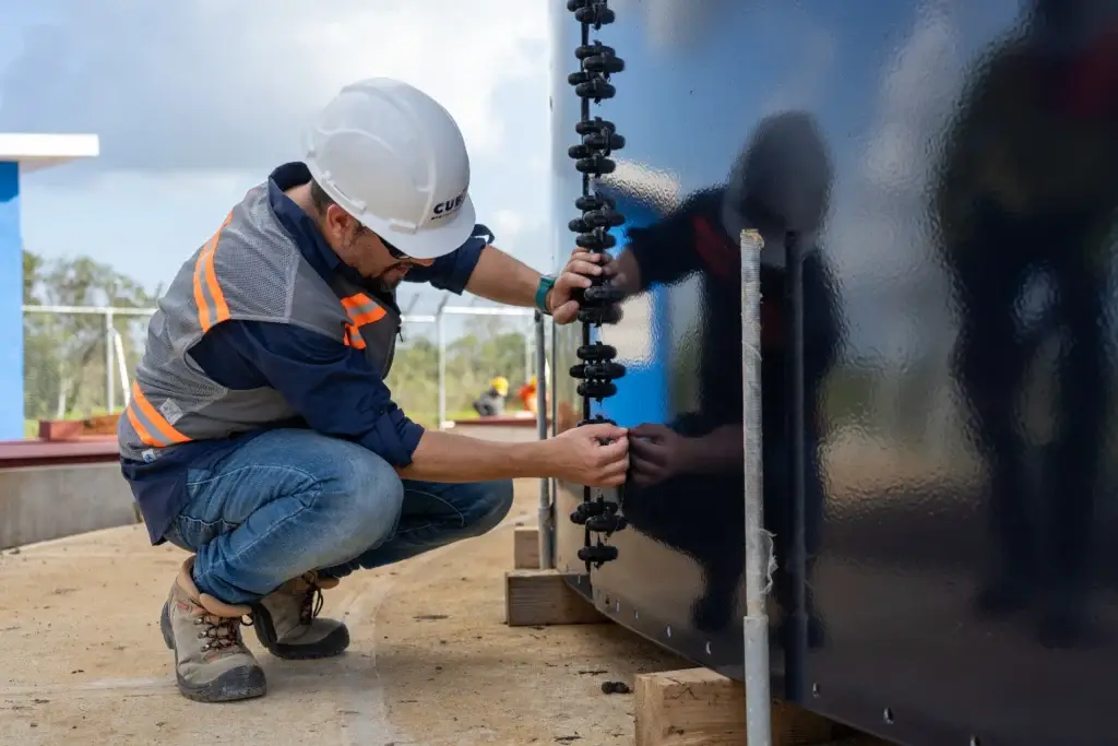 Tanque de acero vitrificado para almacenamiento de agua, ideal para soluciones industriales y comerciales.