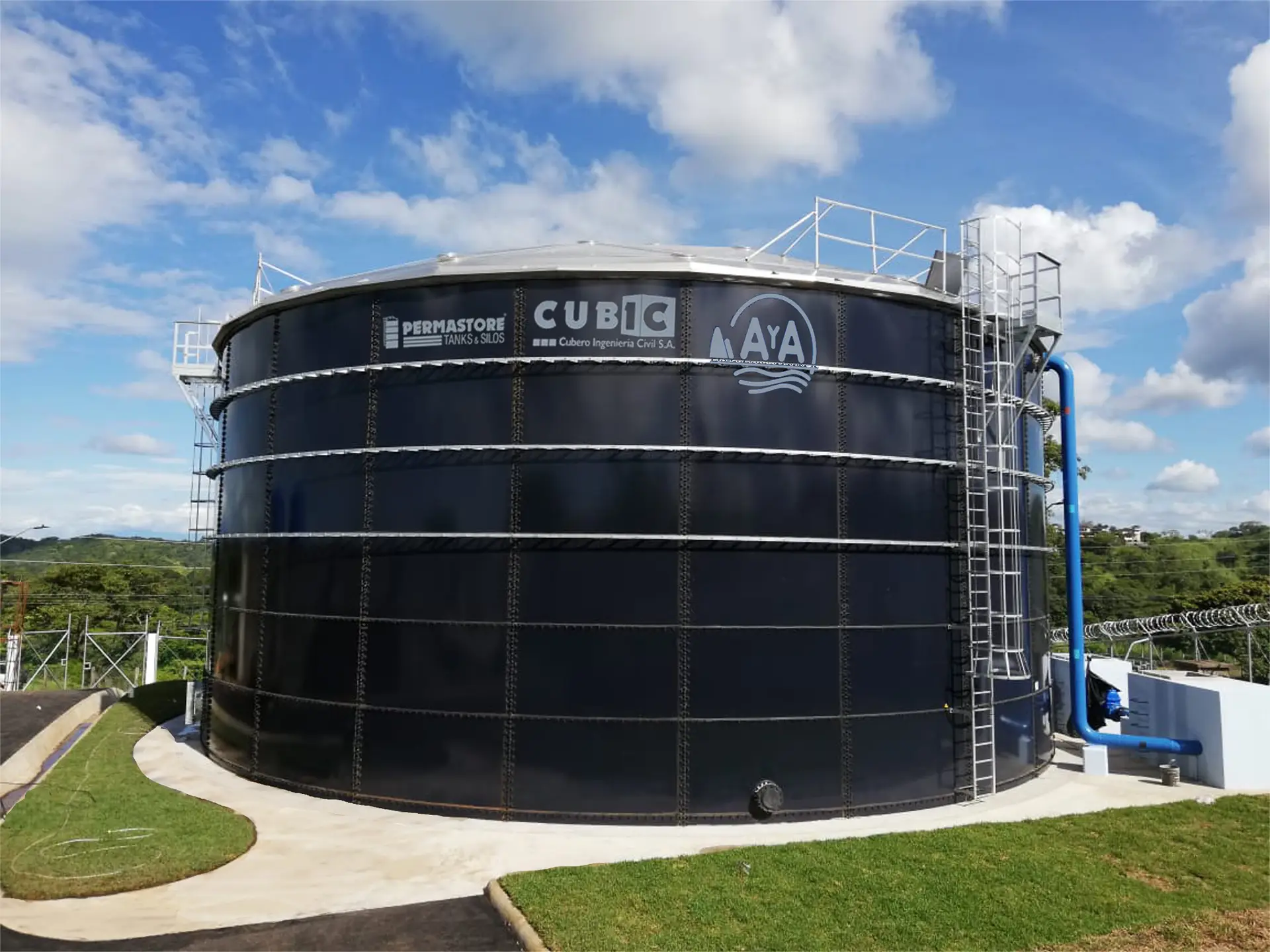 Tanque de acero vitrificado para almacenamiento de agua, ideal para soluciones industriales y comerciales.