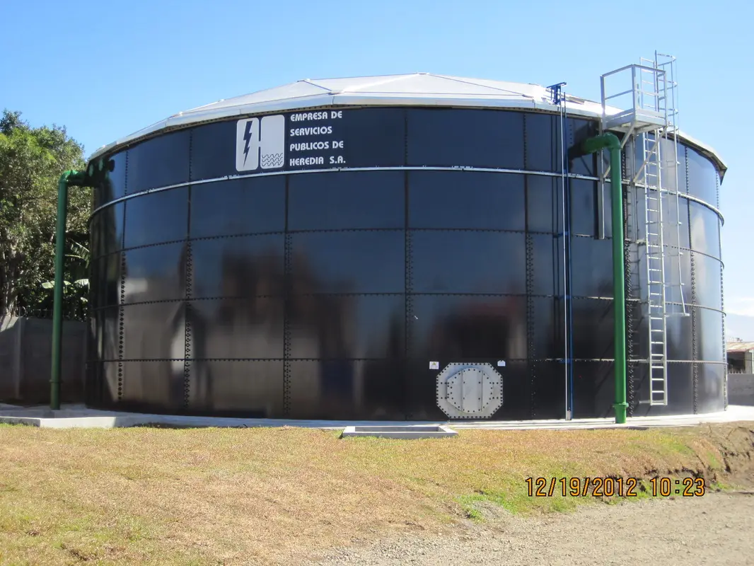 Tanque de acero vitrificado para almacenamiento de agua, ideal para soluciones industriales y comerciales.