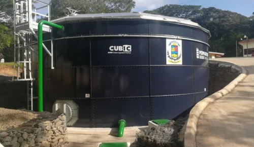 Tanque de acero vitrificado para almacenamiento de agua, ideal para soluciones industriales y comerciales.