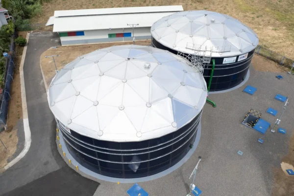 Tanque de acero vitrificado para almacenamiento de agua, ideal para soluciones industriales y comerciales.