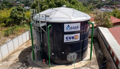 Tanque de acero vitrificado para almacenamiento de agua, ideal para soluciones industriales y comerciales.