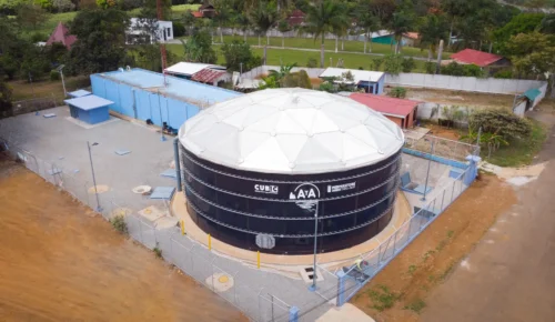 Tanque de acero vitrificado para almacenamiento de agua, ideal para soluciones industriales y comerciales.