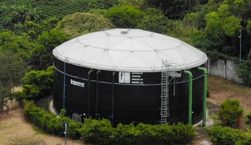 Tanque de acero vitrificado para almacenamiento de agua, ideal para soluciones industriales y comerciales.