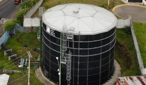 Tanque de acero vitrificado para almacenamiento de agua, ideal para soluciones industriales y comerciales.