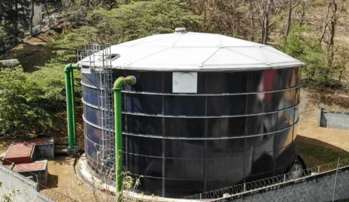 Tanque de acero vitrificado para almacenamiento de agua, ideal para soluciones industriales y comerciales.