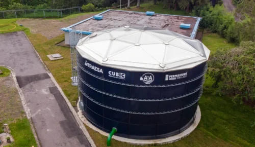 Tanque de acero vitrificado para almacenamiento de agua, ideal para soluciones industriales y comerciales.