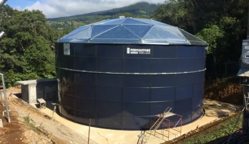 Tanque de acero vitrificado para almacenamiento de agua, ideal para soluciones industriales y comerciales.